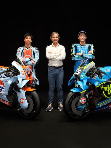 El equipo estadounidense desveló las nuevas decoraciones de sus motos para 2026, fieles a la identidad que les llevó al éxito el año pasado. El azul, el negro y el amarillo fluorescente vuelven a dominar una imagen ahora más agresiva gracias al acabado mate y a los nombres de los pilotos en los carenados, en una puesta en escena que refuerza el espíritu continuista de la marca.
