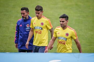 Falcao, James y Pékerman dialogaron gran parte de la práctica en el centro de la cancha. El '10' y el '9' realizaron trabajos de recuperación 

