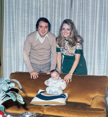 Fernando Esteso, su esposa y su bebé posan en Madrid en 1974.