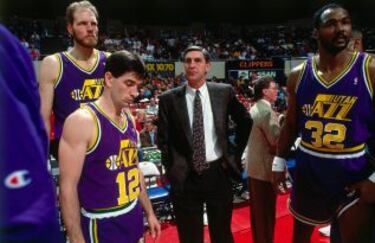 Los Jazz de Stockton y Malone, a parte de las famosas camisetas azul y blanco con las montañas en el centro, vistieron esta morada y amarilla que también tuvo éxito.