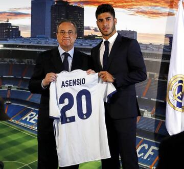 Asensio (right) poses with Real Madrid chief Florentino Pérez.