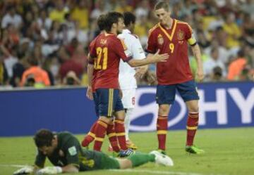 Silva y Torres celebran el octavo gol del equipo.