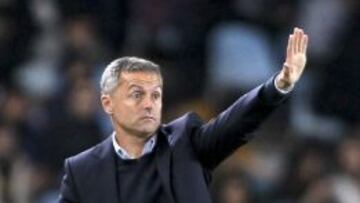 Escribá da órdenes a sus jugadores.