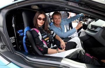 Emily Ratajkowski con Nico Rosberg en el Gen2