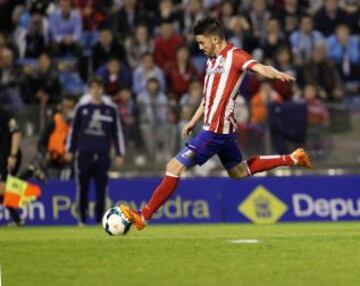 0-1. David Villa anota el primer tanto.