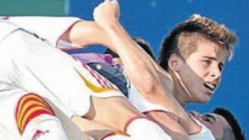 <b>DECISIVO. </b>El gol de Aquino fue muy celebrado por sus compañeros y dejó primera a España.