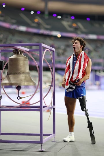 Ezra Frech, del equipo de Estados Unidos, realiza el toque de campana del récord mundial después del salto de altura masculino - T63. 