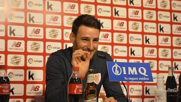Aduriz celebra su renovación.