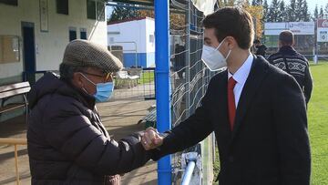 Alfredo de Miguel (a la izquierda) saluda al expresidente del Burgos, Franco Caselli, en el encuentro de filiales de la pasada temporada.