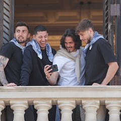 Los jugadores del Valencia disfrutan de la mascletà