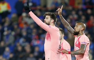 Gerard Piqué y Arturo Vidal.