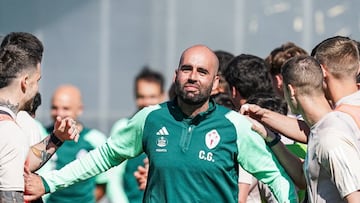 Claudio Gir¨¢ldez saluda a los jugadores antes del inicio de una sesi¨®n de entrenamiento.