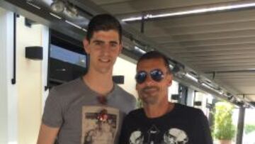 ÍDOLO. Courtois se hizo una foto con el exjugador Dani García Lara.