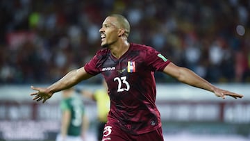 (FILES) In this file photo taken on January 28, 2022 Venezuela's Salomon Rondon celebrates after scoring against Bolivia during the South American qualification football match for the FIFA World Cup Qatar 2022 at the Agustin Tovar stadium in Barinas, Venezuela. - Argentina's River Plate made official through its social media the signing of Venezuela's top scorer, 33-year-old Caracas-born Salomon Rondon, until December 2024, on January 30, 2023. (Photo by Pedro RANCES MATTEY / AFP)