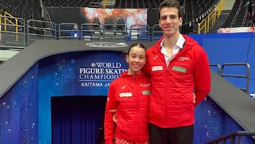 Laura Baquero y Aritz Maestu posan tras su participación en el programa corto en los Mundiales de Patinaje Artístico de Saitama.