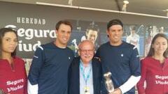 Los hermanos Bob y Mike Bryan, que flanquena a Manel Serra.