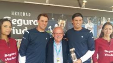 Los hermanos Bob y Mike Bryan, que flanquena a Manel Serra.