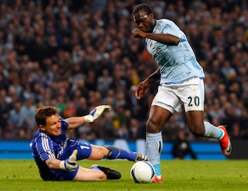 El delantero result車 ser un fracaso para el Manchester City. Estuvo entre 2007 y 2009 y su actitud dej車 mucho que desear, de hecho, lo calificaban como rebelde. No logr車 sobresalir y le ganaron el puesto otros como Carlos T谷vez. Solo jug車 35 partido y marc車 7 goles.