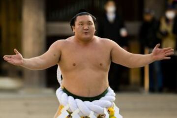 El gran campeón de sumo mongol  Yokozuna Hakuho  interpreta el "dohyo-iri", interpreta la ceremonia de ingreso al ring durante el ritual de Año Nuevo en el santuario Meiji en Tokio (Japón),. La ceremonia tradicional atrae cada año a miles de personas que no quieren perderse la lucha entre los dos campeones de sumo de Japón, conocidos como yokozuna, considerada como una ofrenda a los dioses sintoístas. 