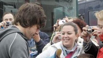 <b>TIEMPO PARA FIRMAR. </b>Fernando Alonso se vistió ayer de calle desde las tres de la tarde por el mal tiempo y pudo firmar autógrafos a los fans que acudieron al circuito.