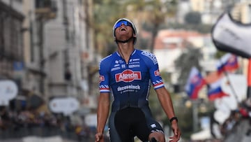 Van der Poel llega a meta como ganador de Milán-San Remo.