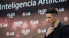 GRAF9574. MADRID (ESPA&Ntilde;A), 05/10/2017.- El delantero del Atl&eacute;tico de Madrid, Fernando Torres, durante la prueba de la inteligencia artificial de los nuevos televisores esta ma&ntilde;ana en Madrid. EFE/Javier Liz&oacute;n