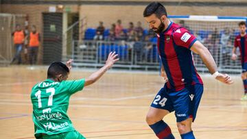 Pedro Toro, ante un rival de Magna.