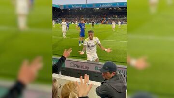 En la tribuna le negaban devolverle el balón hasta que Raphinha llegó al rescate.