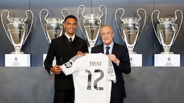 Alexander-Arnold y Florentino Pérez durante la presentación.