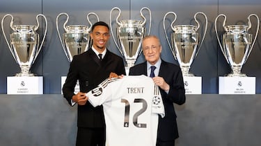 Alexander-Arnold y Florentino Pérez durante la presentación. 