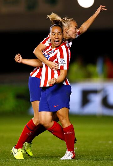 Verónica Charlyn Corral y Toni Duggan celebrando el gol del empate 