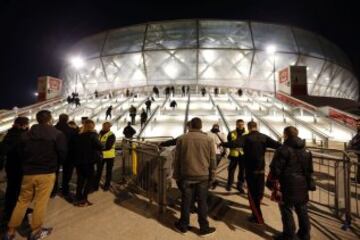 La policía se emplea a fondo en los registros y controles de seguridad fuera del estadio "Allianz Riviera" en Niza, antes del partido Niza - Lyon