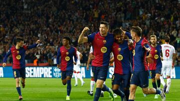 Soccer Football - LaLiga - FC Barcelona v Sevilla - Estadi Olimpic Lluis Companys, Barcelona, Spain - October 20, 2024 FC Barcelona's Robert Lewandowski celebrates scoring their first goal with Lamine Yamal and Marc Casado REUTERS/Albert Gea