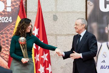 La presidenta de la Comunidad de Madrid, Isabel Díaz Ayuso, junto al presidente del Real Madrid, Florentino Pérez.