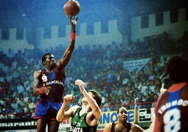 Kenny (Kenneth Bernard) Simpson era un alero eléctrico y atlético de 1,95 m que llegó a la ACB en 1986 con 26 años, tras lucirse en el combinado Larios All Star, de la mano de Aíto García Reneses y que estuvo dos temporadas. En la segunda, en Manresa, fue el máximo encestador de la Liga con 29,5 puntos. En la primera, cerró a lo grande el curso de su debut con un lanzamiento de media distancia apoyado en un gran salto y rectificado que le dio la victoria sobre la bocina y el título al Barça en el cuarto partido de la final frente al Joventut en Badalona. Era el 25 de abril de 1987. Su canasta ganadora no le sirvió para continuar de azulgrana pese a que el año fue redondo (Liga, Copa del Rey, Copa Korac y Supercopa de Europa) y fue paseado a hombros un día después en el Palau.