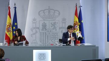 La ministra de Política Territorial, Carolina Darias y el ministro de Sanidad, Salvador Illa en rueda de prensa tras la Reunión del Comité de seguimiento del coronavirus en el Complejo de la Moncloa, en Madrid, a 8 de enero de 2021. Ayer, 7 de enero, España superó los dos millones de casos de Covid-19 desde el inicio de la pandemia.
08 ENERO 2021
EUROPA PRESS/M.FERNÁNDEZ. POOL
08/01/2021