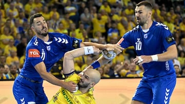 Arciom Karalek, uno de los mejores pivotes del mundo, en el ataque del Kielce.