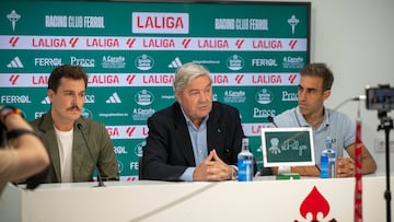 El director deportivo ?lex V¨¢zquez, el presidente Manuel Ansede y el ayudante del director deportivo Diego Rivas duranta su comparecencia ayer en la sala de prensa del Racing de Ferrol.