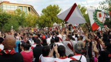 La afición del Rayo, en la fuente de la Asamblea.