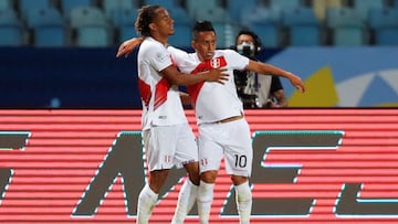 AMDEP5111. GOIANIA (BRASIL), 23/06/2021.- Andr&eacute; Carrillo (i) de Per&uacute; celebra hoy con su compa&ntilde;ero Christian Cueva (d) tras anotar contra Ecuador, durante un partido por el grupo B de la Copa Am&eacute;rica en el estadio Ol&iacute;mpic