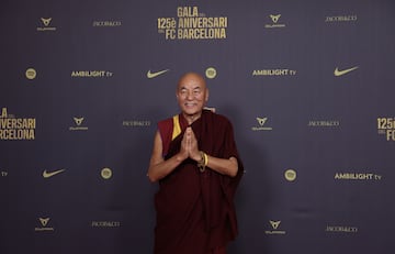 El monje budista, Thubten Wangchen, discípulo del Dalai Lama y fundador y director de la Casa del Tíbet de Barcelona en la alfombra roja del gran Teatro del Liceu.