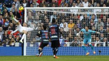 El jugador portugués remata de chilena contra el Granada en la temporada 13/14.