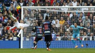 El jugador portugués remata de chilena contra el Granada en la temporada 13/14.
