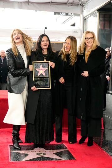 Las actrices Laura Dern, Courteney Cox, Jennifer Aniston y Lisa Kudrow bromean sobre la estrella de Cox en el Paseo de la Fama de Hollywood.