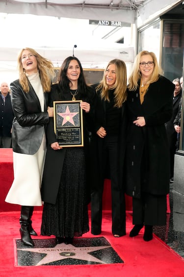 Las actrices Laura Dern, Courteney Cox, Jennifer Aniston y Lisa Kudrow bromean sobre la estrella de Cox en el Paseo de la Fama de Hollywood.