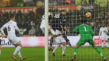 El delantero español Fernando Llorente anotando un gol contra el Swansea.