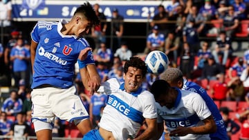 El jugador de Universidad de Chile Bastián Tapia, izquierda, juega el balón contra Universidad Católica durante el partido por la Primera División disputado en el estadio Nacional.
Santiago, Chile.