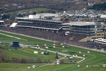 Comenzaron las prestigiosas carreras de Cheltenham, el mayor festival de carreras de obstáculos del mundo que se disputan desde 1860. Para un inglés es más importante que el Grand National. Más de 100.000 personas abarrotan sus gradas cada día del festival. La Gold Cup es la prueba reina con 5.331 metros y 22 vallas.