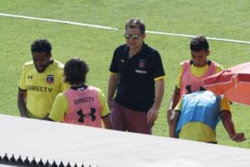 Santiago, 5 de marzo de 2016
La hinchada de Colo Colo realiza el Arengazo para alentar al equipo antes del Colo Colo v Universidad Catolica de este fin de semana.
En la fotografia el presidente de Colo Colo AnÃbal Mosa .