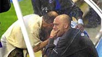 <b>TRISTEZA EN MENDIZORROZA</B>. Desio y Karmona no pudieron evitar las lágrimas: la temporada que viene volverán a jugar en Segunda.